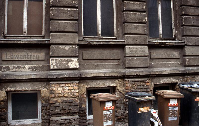 Halle, Carl-von-Ossietzky-Str. 1, 28.4.1998 (2).jpg - Löwenbräu ... Beratungsstelle für Alkoholkranke - Vereins-Zimmer
